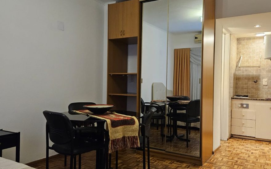 ALQUILER – RETIRO – 1 AMBIENTE SEMI AMOBLADO – Esmeralda al 900
