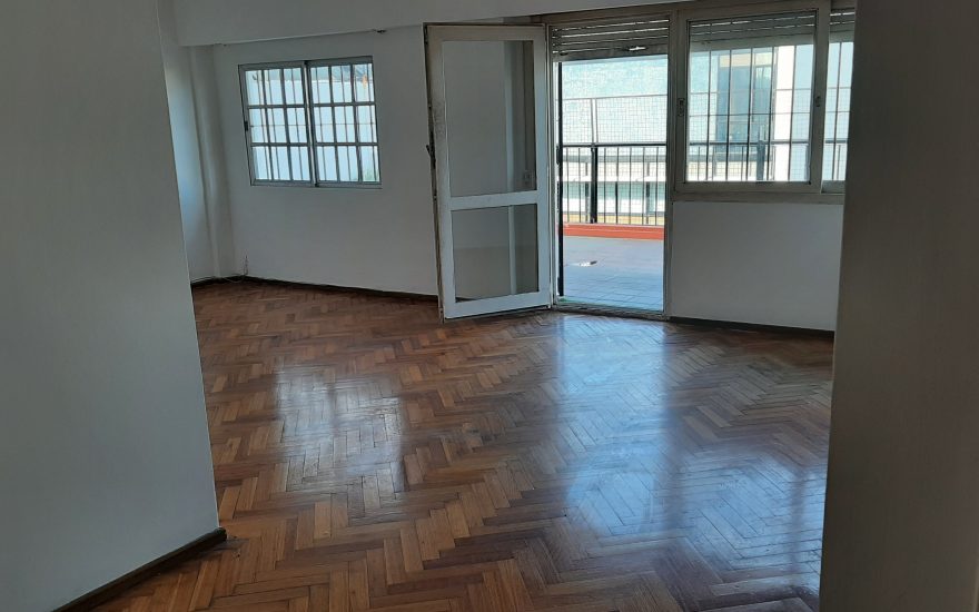 ALQUILADO – CENTRO – Av. Corrientes al 1500 y Uruguay – C/ balcon terraza