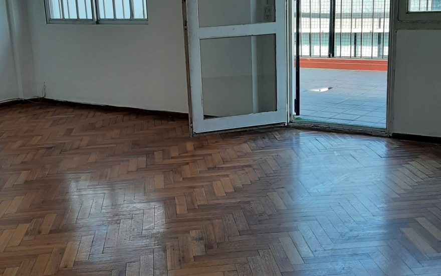 ALQUILADO – CENTRO – Av. Corrientes al 1500 y Uruguay – C/ balcon terraza