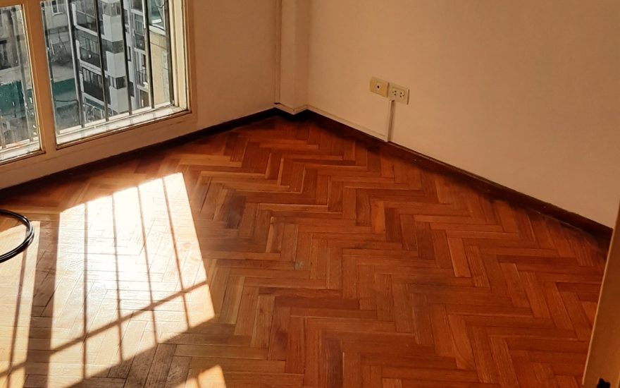 ALQUILADO – CENTRO – Av. Corrientes al 1500 y Uruguay – C/ balcon terraza