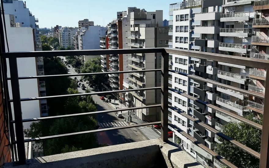 ALQUILER – CABALLITO – Avenida H. Pueyrredon al 800 – 2 ambientes con balcon