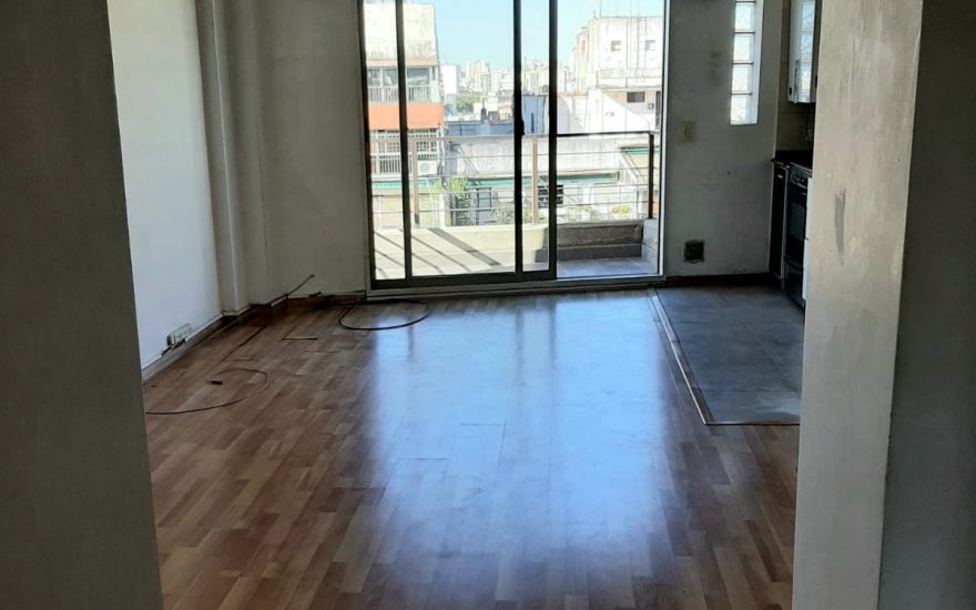 ALQUILER – CABALLITO – Avenida H. Pueyrredon al 800 – 2 ambientes con balcon