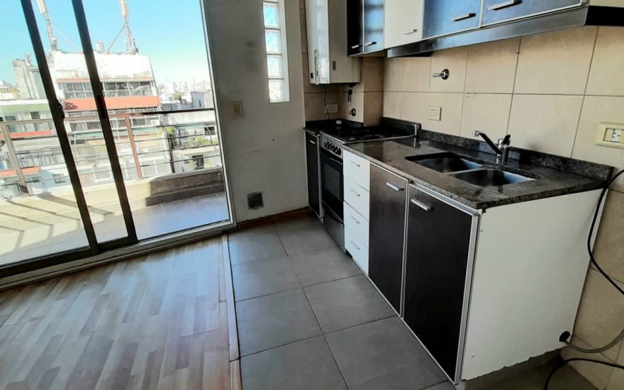 ALQUILER – CABALLITO – Avenida H. Pueyrredon al 800 – 2 ambientes con balcon