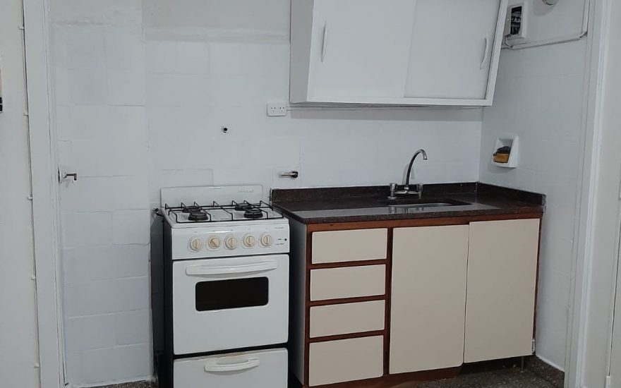 LIBRE – ALQUILER 1 o 2 AÑOS – FACULTAD – Paso y Av. Cordoba – 2 ambientes