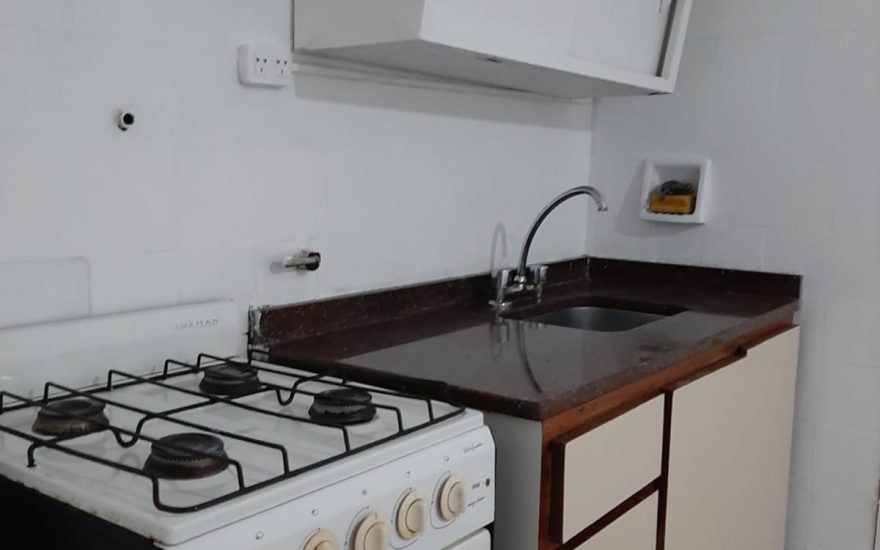 LIBRE – ALQUILER 1 o 2 AÑOS – FACULTAD – Paso y Av. Cordoba – 2 ambientes