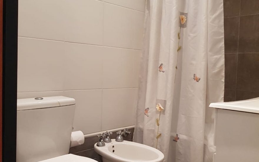 ALQUILER AMOBLADO – MONTE CASTRO – Pasaje Albania 4500 – 2 ambientes con patio