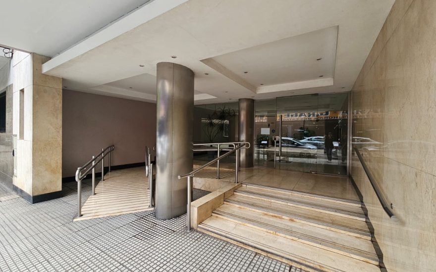 VENTA – ALMAGRO – 1 AMBIENTE CON TERRAZA PROPIA – EDIFICIO CON PILETA Y PARQUE
