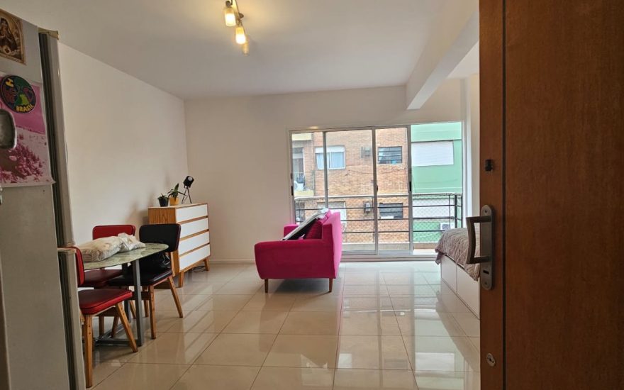 VENTA – ALMAGRO – 1 AMBIENTE CON TERRAZA PROPIA – EDIFICIO CON PILETA Y PARQUE