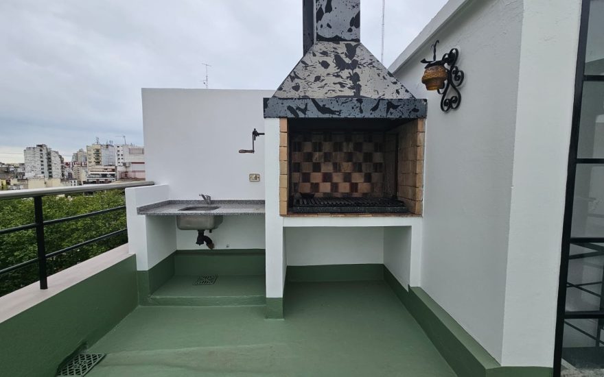 VENTA – ALMAGRO – 1 AMBIENTE CON TERRAZA PROPIA – EDIFICIO CON PILETA Y PARQUE